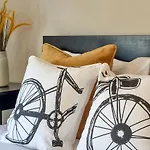 The Bs Cycle, 4 Bedroom, 2 Bathroom, House In Centre *