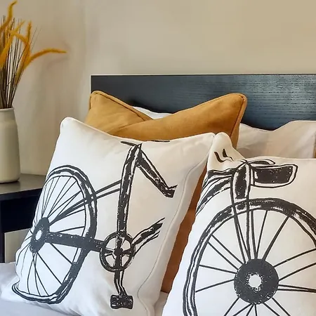 The Bs Cycle, 4 Bedroom, 2 Bathroom, House In Centre *