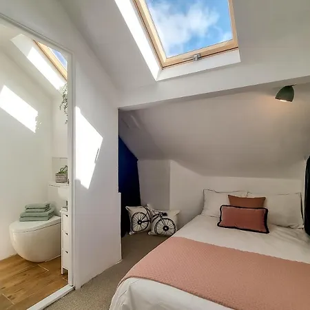 The Bs Cycle, 4 Bedroom, 2 Bathroom, House In Centre *