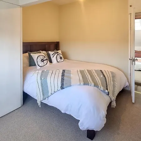 The Bs Cycle, 4 Bedroom, 2 Bathroom, House In Centre