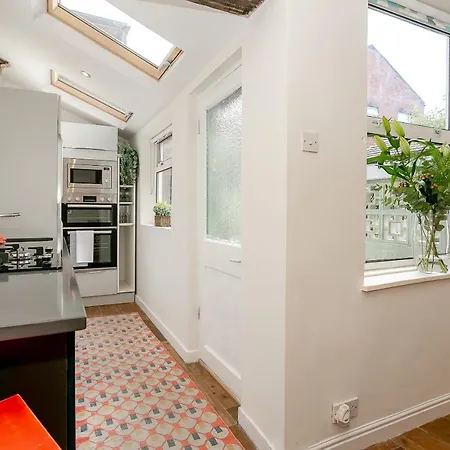 The Bs Cycle, 4 Bedroom, 2 Bathroom, House In Centre *