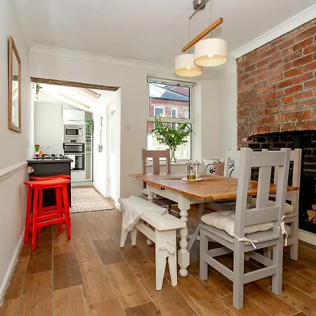 The Bs Cycle, 4 Bedroom, 2 Bathroom, House In Centre