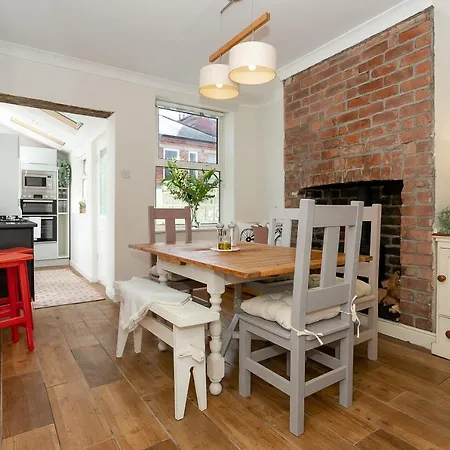 The Bs Cycle, 4 Bedroom, 2 Bathroom, House In Centre *