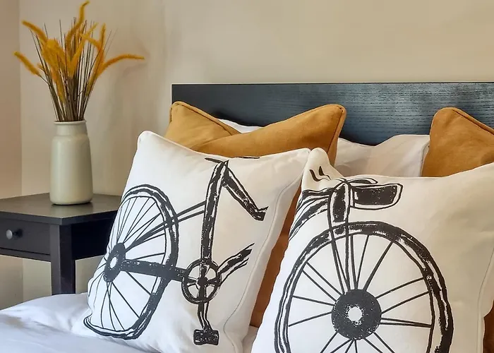 The Bs Cycle, 4 Bedroom, 2 Bathroom, House In Centre *