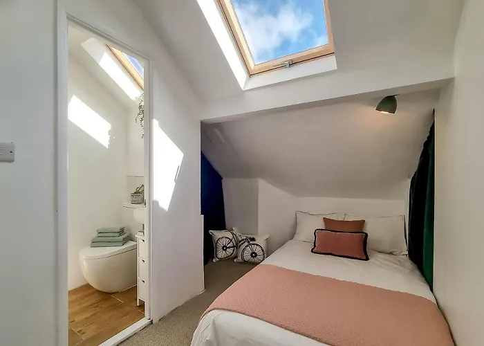 The Bs Cycle, 4 Bedroom, 2 Bathroom, House In Centre *