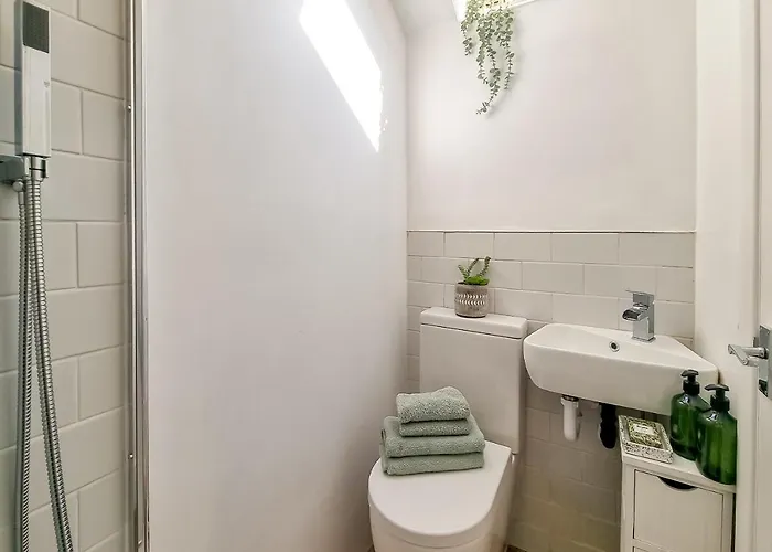 The Bs Cycle, 4 Bedroom, 2 Bathroom, House In Centre Appartement *