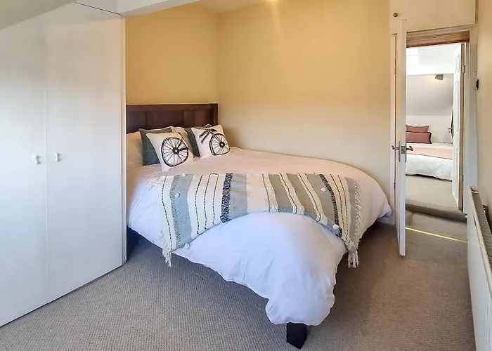 The Bs Cycle, 4 Bedroom, 2 Bathroom, House In Centre