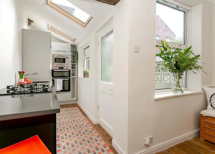 The Bs Cycle, 4 Bedroom, 2 Bathroom, House In Centre *