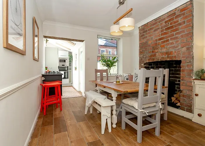 The Bs Cycle, 4 Bedroom, 2 Bathroom, House In Centre