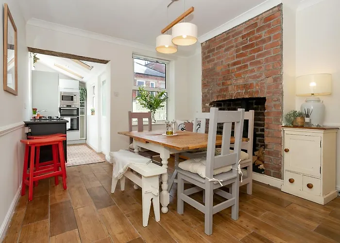 The Bs Cycle, 4 Bedroom, 2 Bathroom, House In Centre *