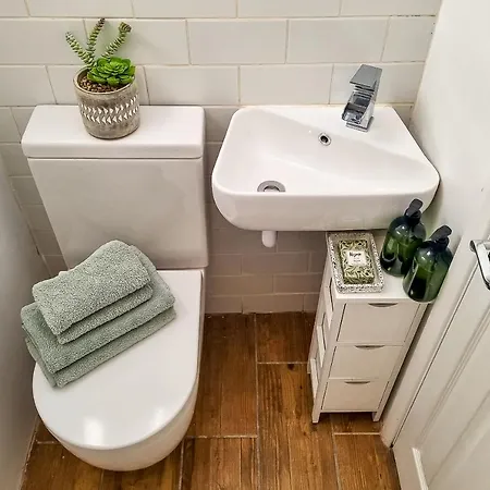 The Bs Cycle, 4 Bedroom, 2 Bathroom, House In Centre 公寓 *