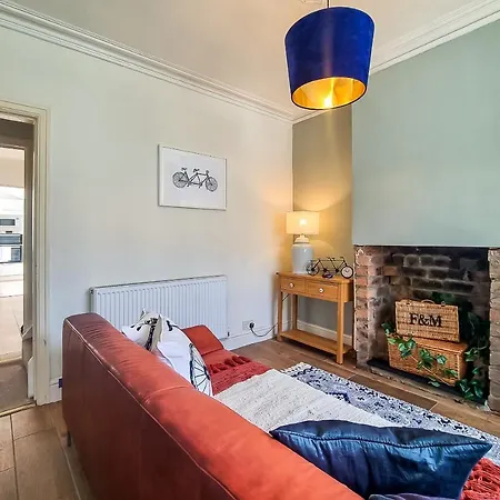 The Bs Cycle, 4 Bedroom, 2 Bathroom, House In Centre 哈罗盖特